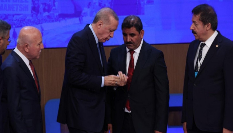 Erdoğan rozetini takmıştı! AKP'ye geçen belediye başkanı 12 akrabasını işe aldı