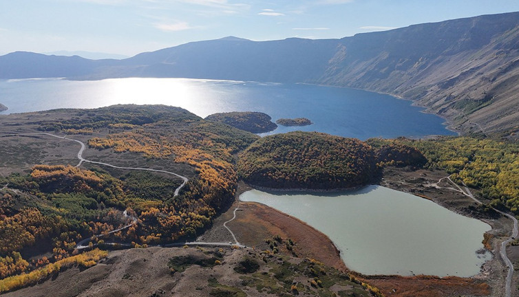 Türkiye’nin en büyük krater gölü Nemrut’ta sonbahar şöleni