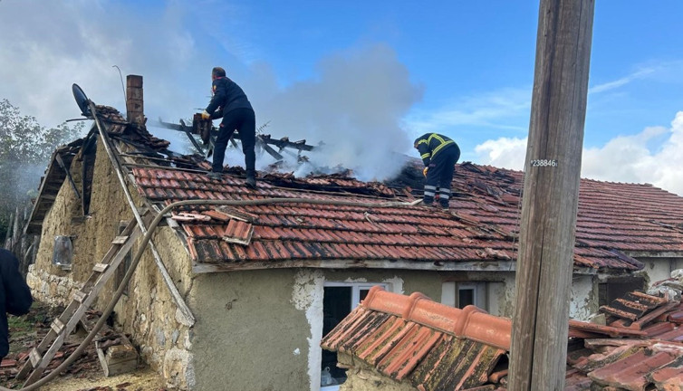 Çorum'da baca temizliği yaparken samanlık ile evini yaktı