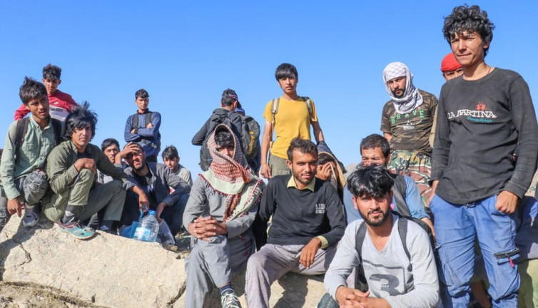 Milletle resmen alay ediyorlar! Gitsinler diye beklediğimiz Afgan ve Suriyelilere iktidardan müjde gibi haber