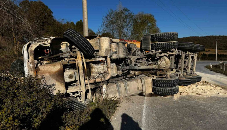 Çatalca’da kum yüklü kamyon devrildi: 1 yaralı