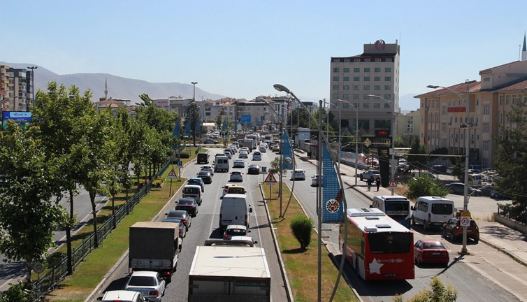 Malatya'da deprem nedeniyle 12 eğitim merkezi ve semt konağı sabaha kadar hizmet verecek