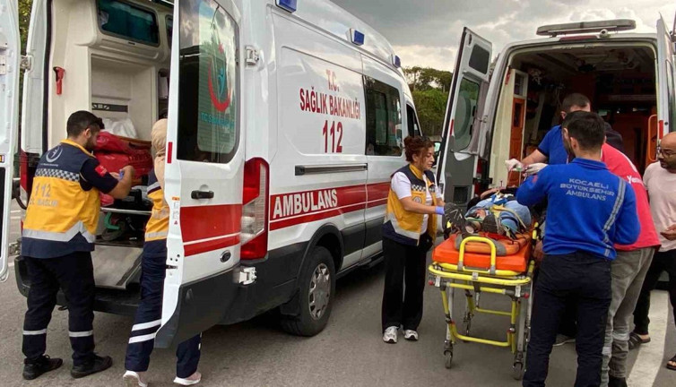 Başiskele'de otomobil motosiklete çarpıp kaçtı