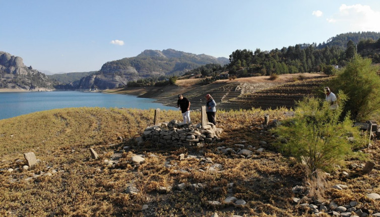 Sular çekildi ortaya çıktı. Vatandaş akın etti