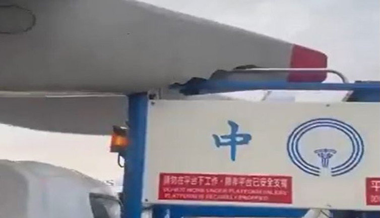 Yakıt kamyonu uçağa çarptı yürekler ağza geldi