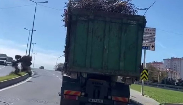 İstanbul Beylikdüzü'nde demirler kamyondan taştı! Trafikte insanların canını hiçe saydı