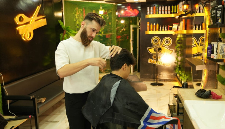 Hayvanat bahçesi gibi berber dükkanı