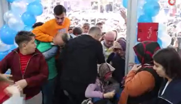 Ucuz ürün için birbirlerinin üzerinden geçtiler. Alkışlarla girdiler izdiham olup ezildiler