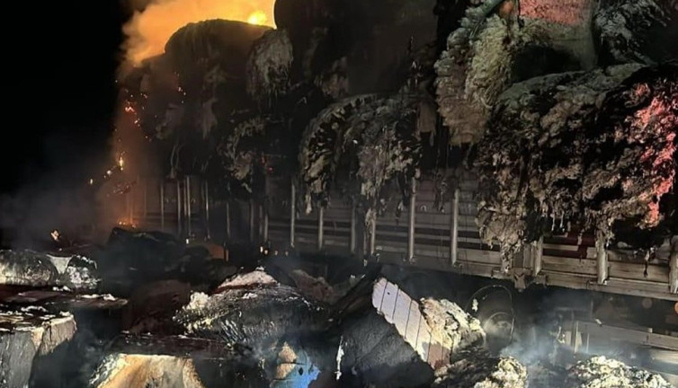 Şanlıurfa'da pamuk yüklü tır alev aldı