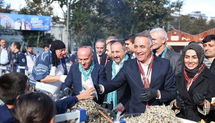 Sultangazi’deki Hamsi Festivali’nde 2 ton hamsi dağıtıldı