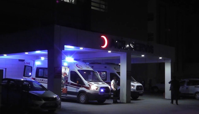 Tekeri kopan traktör şarampole devrildi: Sürücü öldü