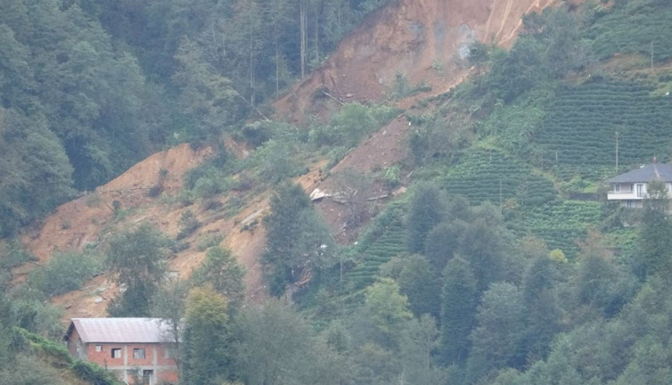 Rize'de heyelan; 2 boş ev toprak altında kaldı