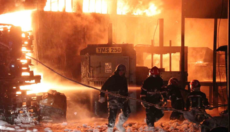 Kauçuk fabrikasında yangın felaketi! 4 iş yerini daha kül etti