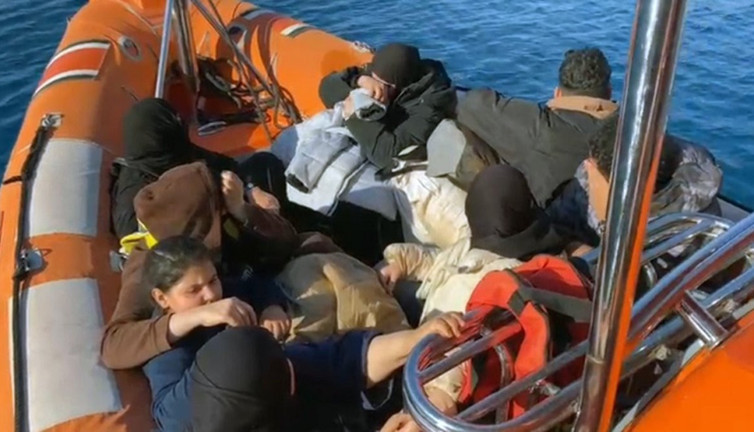 Issız koyda 6’sı çocuk 56 düzensiz göçmen yakalandı