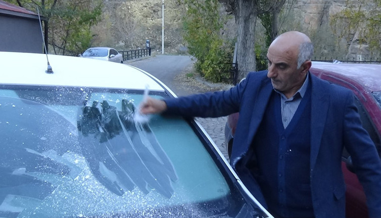 Kars eksi 9'u gördü! Araçların camları dondu