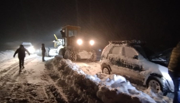 Kar 60 santimetre oldu araçlar yolda kaldı