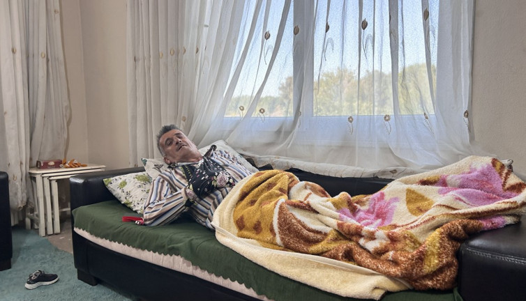 Çiftçiye engerek yılanı saldırdı. Hayatını düğüm kurtardı