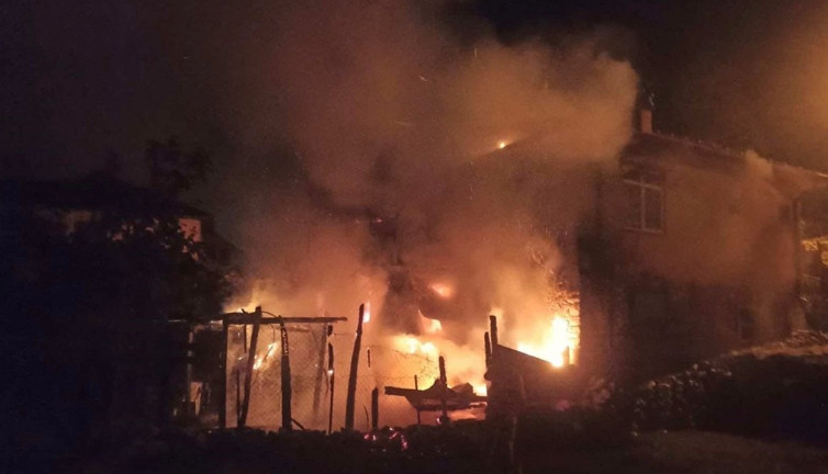 Antalya'da 2 katlı evde yangın çıktı