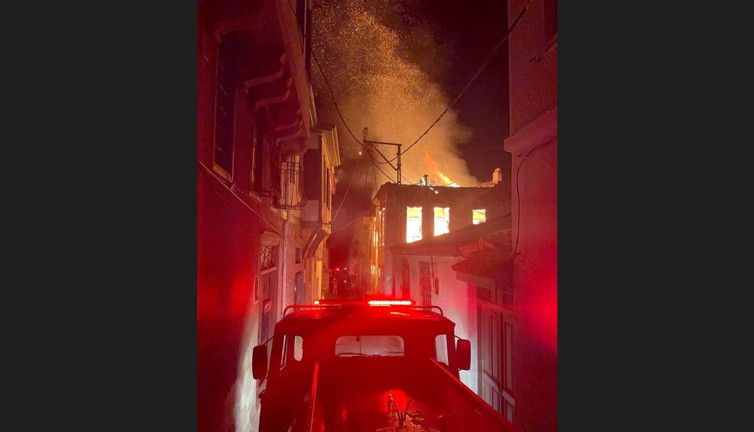 Ayvalık’ta geceyi alevler aydınlattı. İki metruk ev yandı