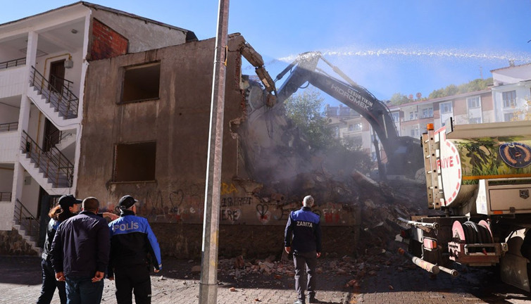 Bingöl’de metruk yapılar bir bir yıkılıyor