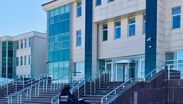 Kars’ta İranlı kadının makadından uyuşturucular çıktı