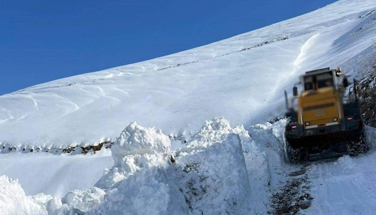 Hakkari’de kar kalınlığı bir metreyi buldu