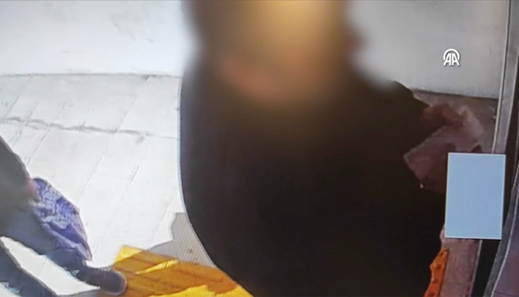 ATM'de unutulan karttan 10 bin lira çekti! Kameraya yakalandı