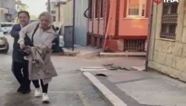 Dev fare insanların üzerine atladı. İnsanlar kaçacak delik aradı