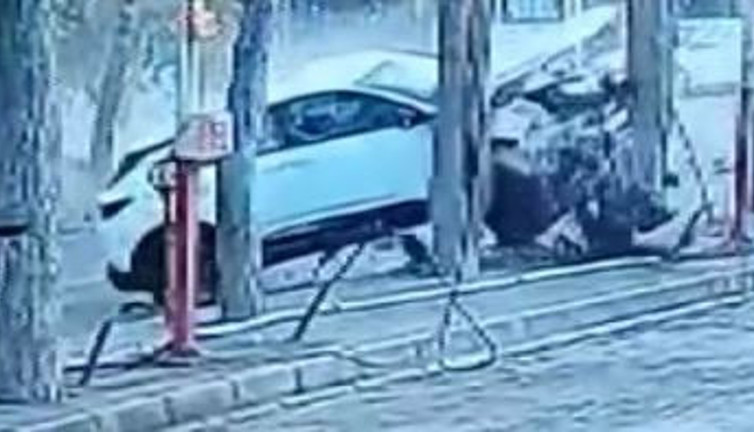 Anne ile oğlunu ehliyetsiz sürücü ayırdı