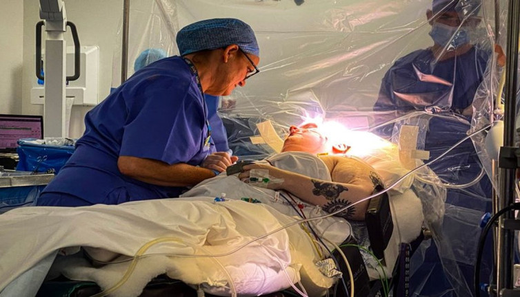 Bilinci açık 7 saatlik beyin ameliyatı oldu