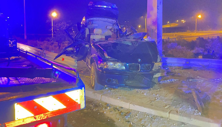 Yön tabelası direğine çarpan araçtaki 4 kişi can verdi