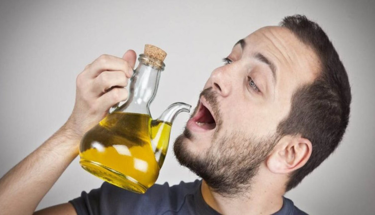 Her sabah aç karnına zeytinyağı içmek faydalı mı? Uzmanlar ve bilim bu konuda ne diyor?