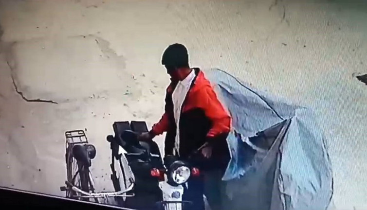 Elektrikli bisiklet hırsızı kameraya yakalandı