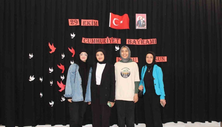 Erzincan'da öğrenciler Cumhuriyet sevincini doyasıya yaşadı