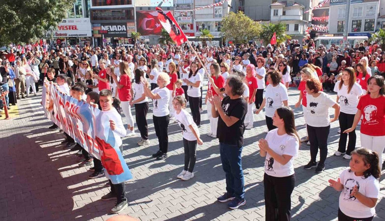 Balıkesir’de 101.yılda 101 kişi zeybek oynadı