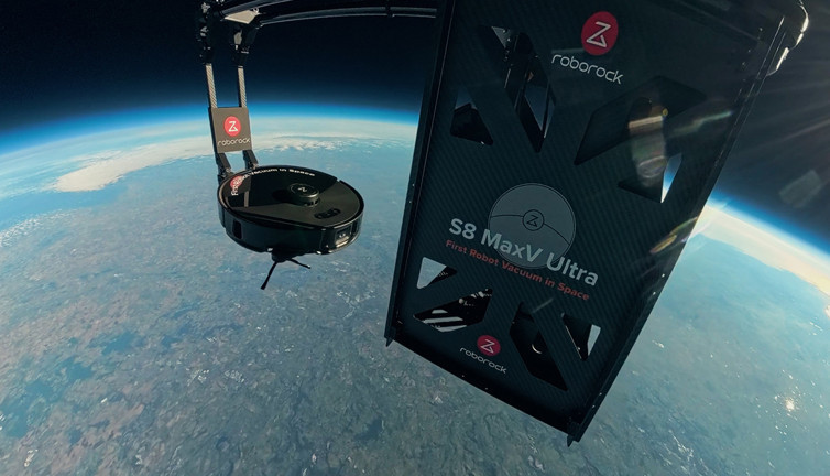 Uzayda bir ilk: Gönderilen robot süpürgesi çalıştırıldı