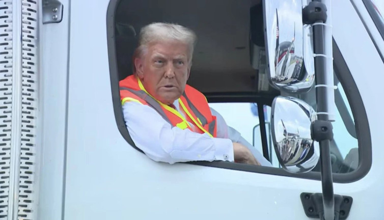 Destekçilerine “çöp” diyen Biden’a Trump çöpçü olarak tepki gösterdi