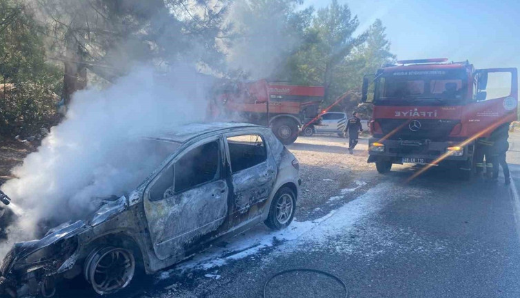 Muğla’daki yangında otomobil küle döndü