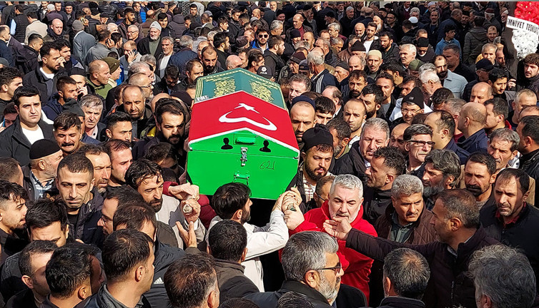 Erzurum'da üç arkadaş gözyaşlarıyla uğurlandı