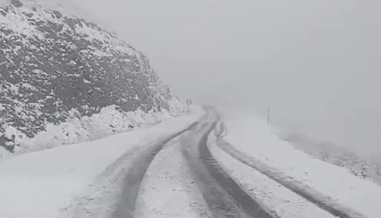 Van'da mevsimin ilk karı yağdı