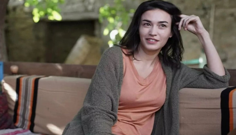 Ünlü oyuncu Ecem Özkaya başına gelen skandal olayı açıkladı: Karısıyla profil fotoğrafı varken yazdı