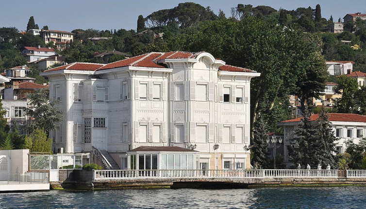 İcradan satılık yalıya değerinin çok altında teklif. İstanbul'un en gözde semtinde