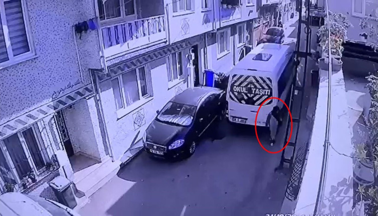 Geri manevra yaptı, yayanın ayağını ezdi