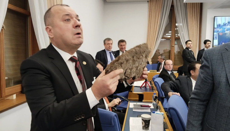 CHP'li vekil elinde tezekle komisyona daldı. Siyasiler şaşkına döndü