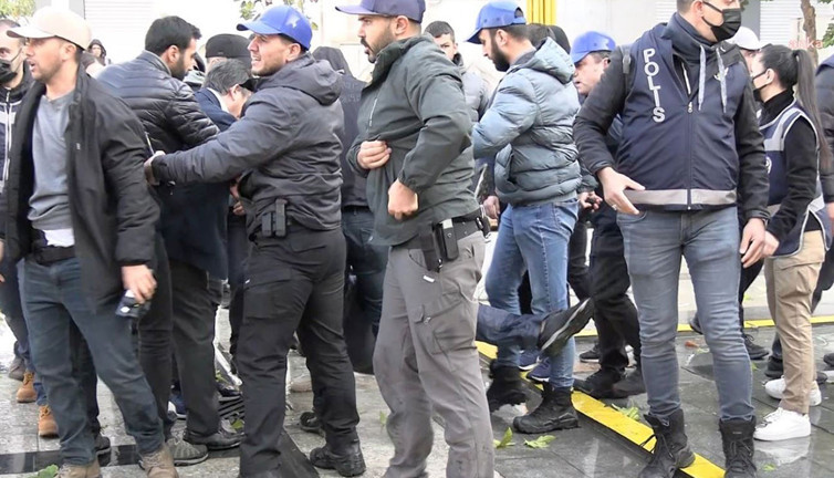 Kayyum protestolarında 16 güvenlik görevlisi yaralandı. 140 kişi gözaltına alındı