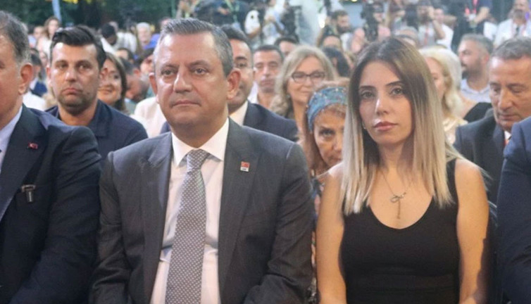 Dilruba'dan Özgür Özel'in sözlerine 'yalana gel' tepkisi. Özel protokolde oturmasını eleştirdi