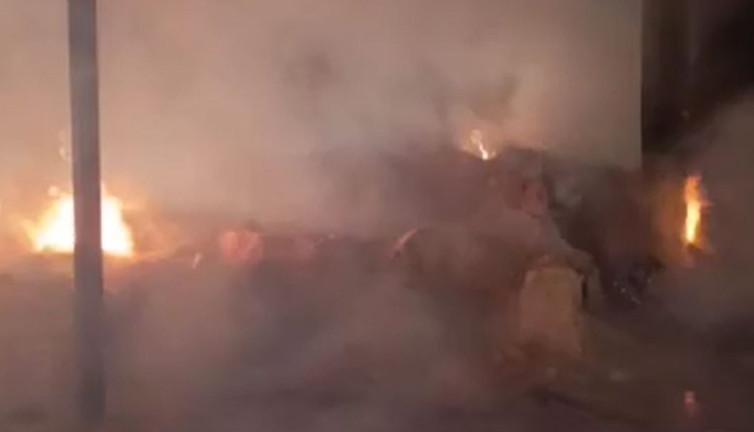 Orman yangınını rüzgar engelledi