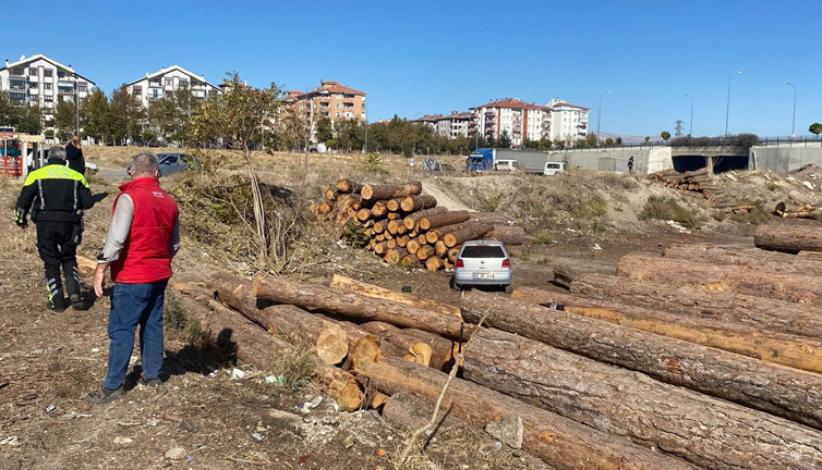 Isparta’da otomobil tomrukların üzerinden arsaya uçtu