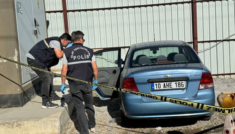 Aracında yarı çıplak halde öldü