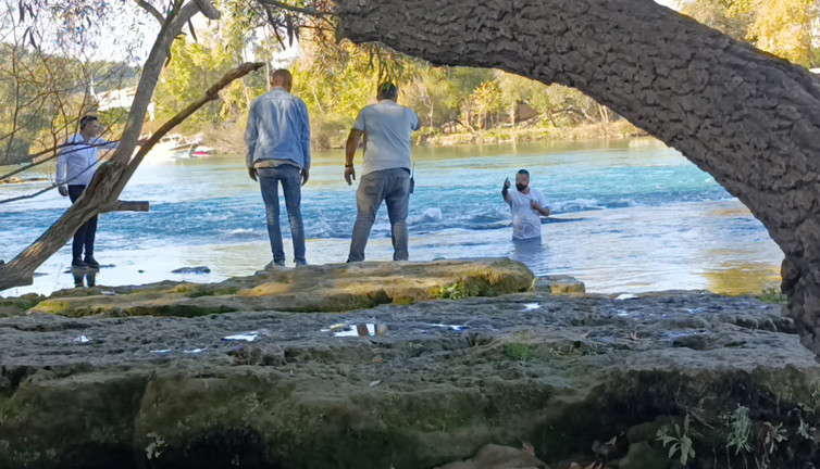 Manavgat Irmağı’nda buz gibi suda polise dert anlattı